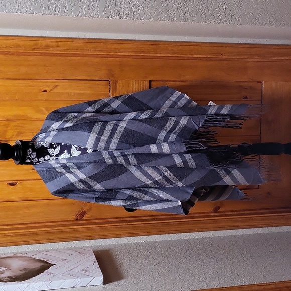 Siizu Other - NWOT Ethically Produced Dark/Light Gray Fringed Wrap